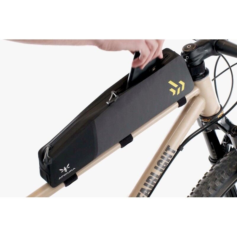 Apidura Backcountry Long Top Tube Pack - Cykelramsväska | Hardloop