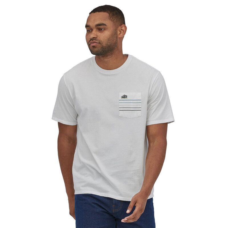 Homme portant un t-shirt à col rond Patagonia blanc et une
