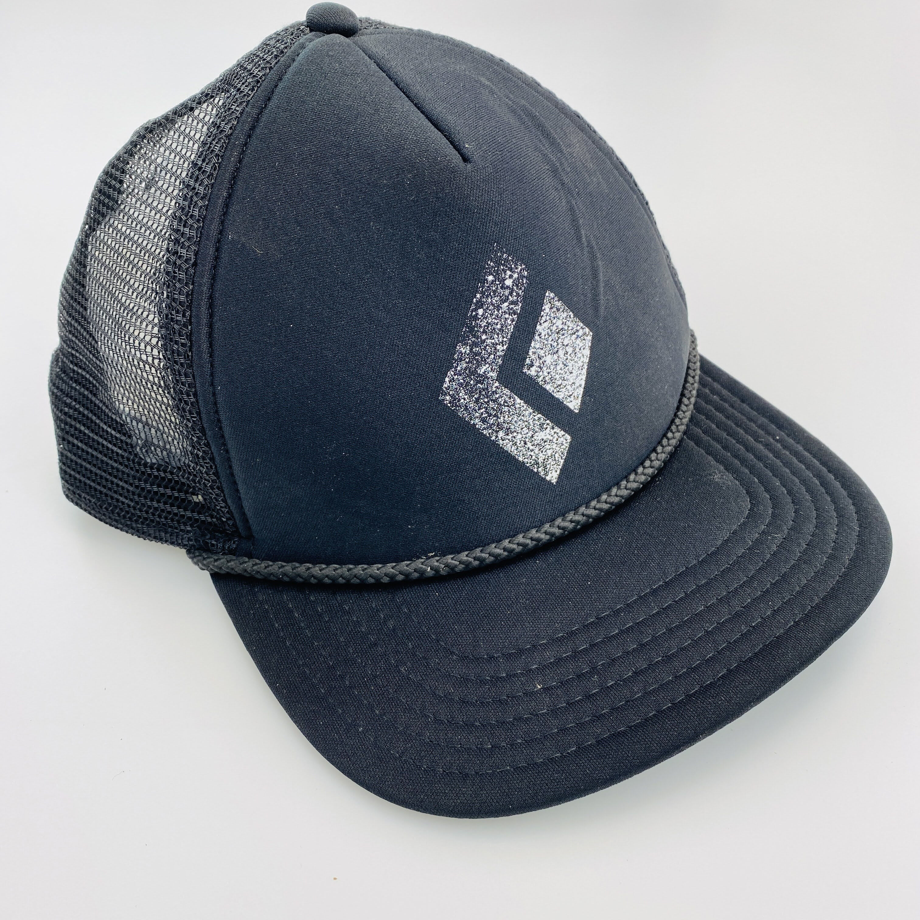 Black diamond flat store bill trucker hat