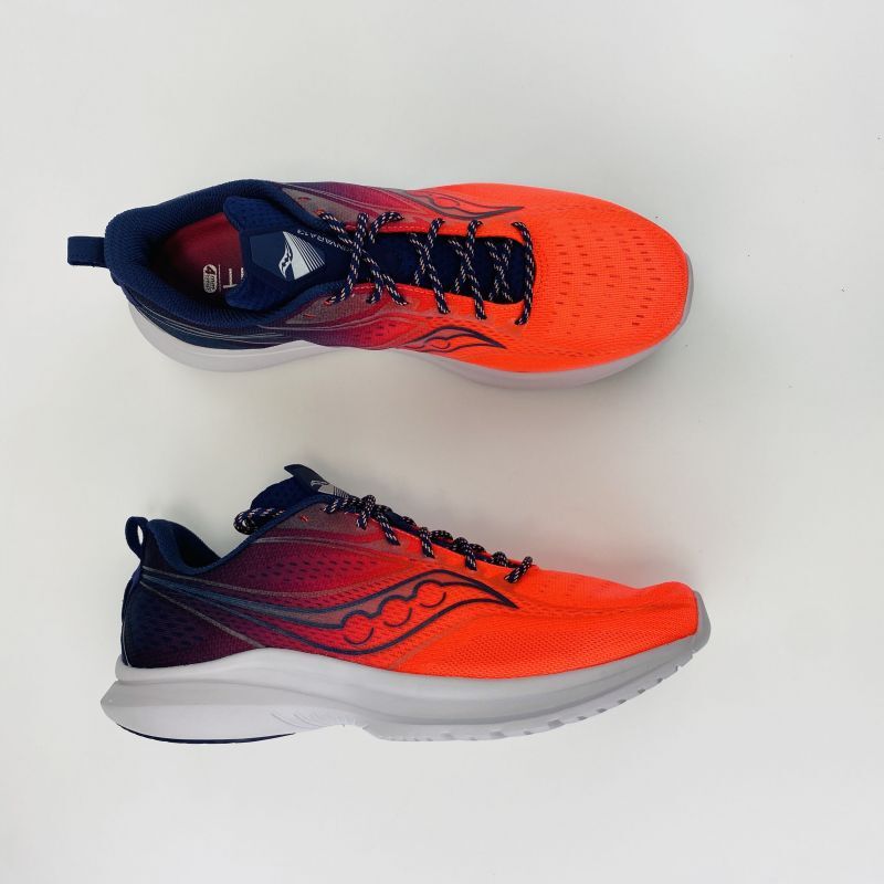 chaussure fila avec des fleurs