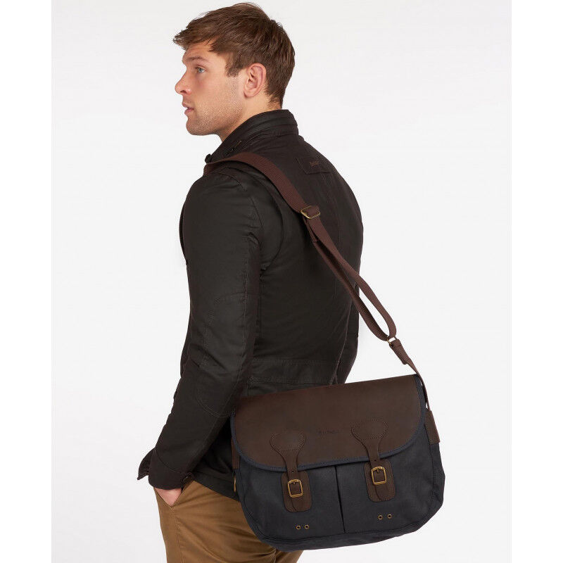Barbour Wax Leather Tarras Crossbody - Axelväskor | Hardloop