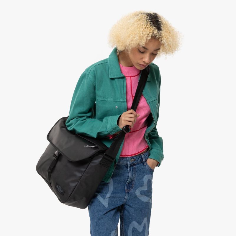 Eastpak Delegate + - Axelväska | Hardloop