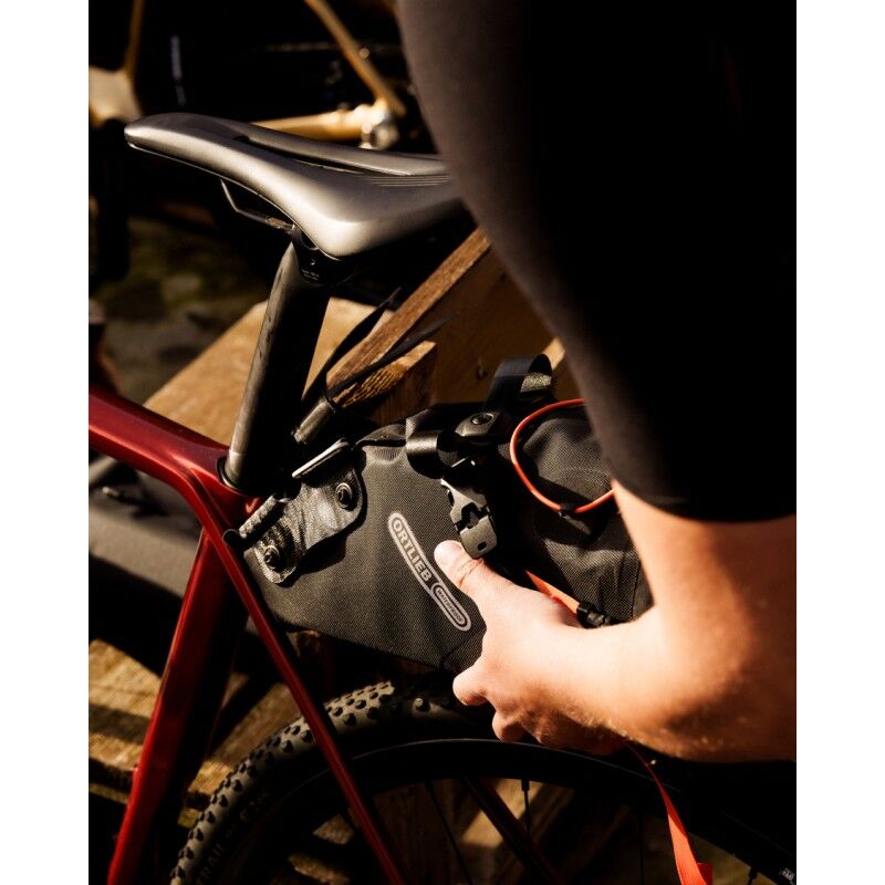 Assos ASSOS x ORTLIEB Seat-Pack - Bike saddlebag | Hardloop